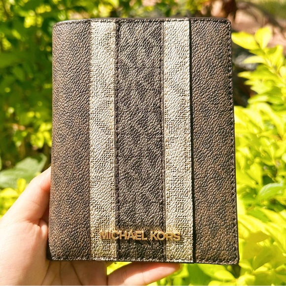 Michael Kors Jet Set Travel Passport Case Wallet MK Signature Brown Gold - Picture 1 of 2